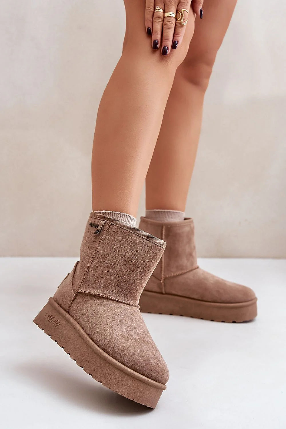 Bottes de neige pour femme en suédine écologique taupe fourrure intérieure semelle épaisse tige courte style casual