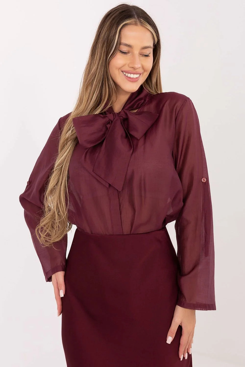 chemise bordeaux col lavallière manches longues tencel polyester doux respirant fluide drapé élégante boutonnée ajustée polyvalente bureau soirée confortable soyeuse