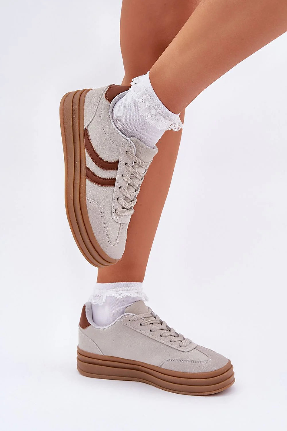 Chaussures de sport modernes pour femmes en suède beige et cuir marron, style épuré et confortable