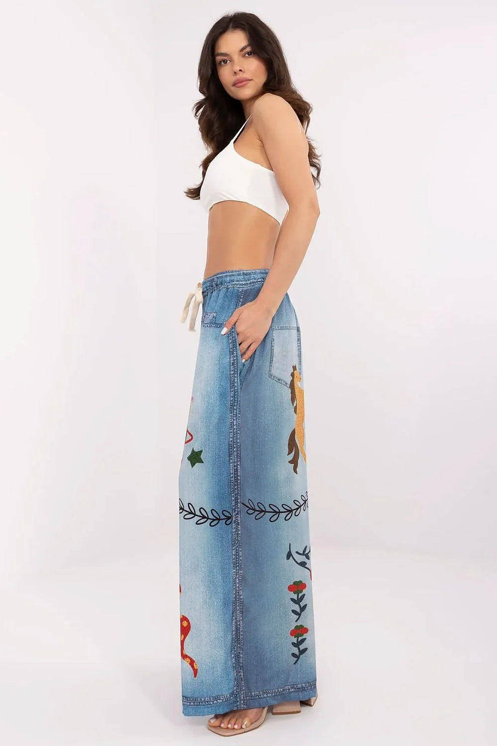 Pantalon femme style boho-chic à jambe large, motifs artistiques sur denim, coupe ample, taille haute ajustable en viscose et polyester