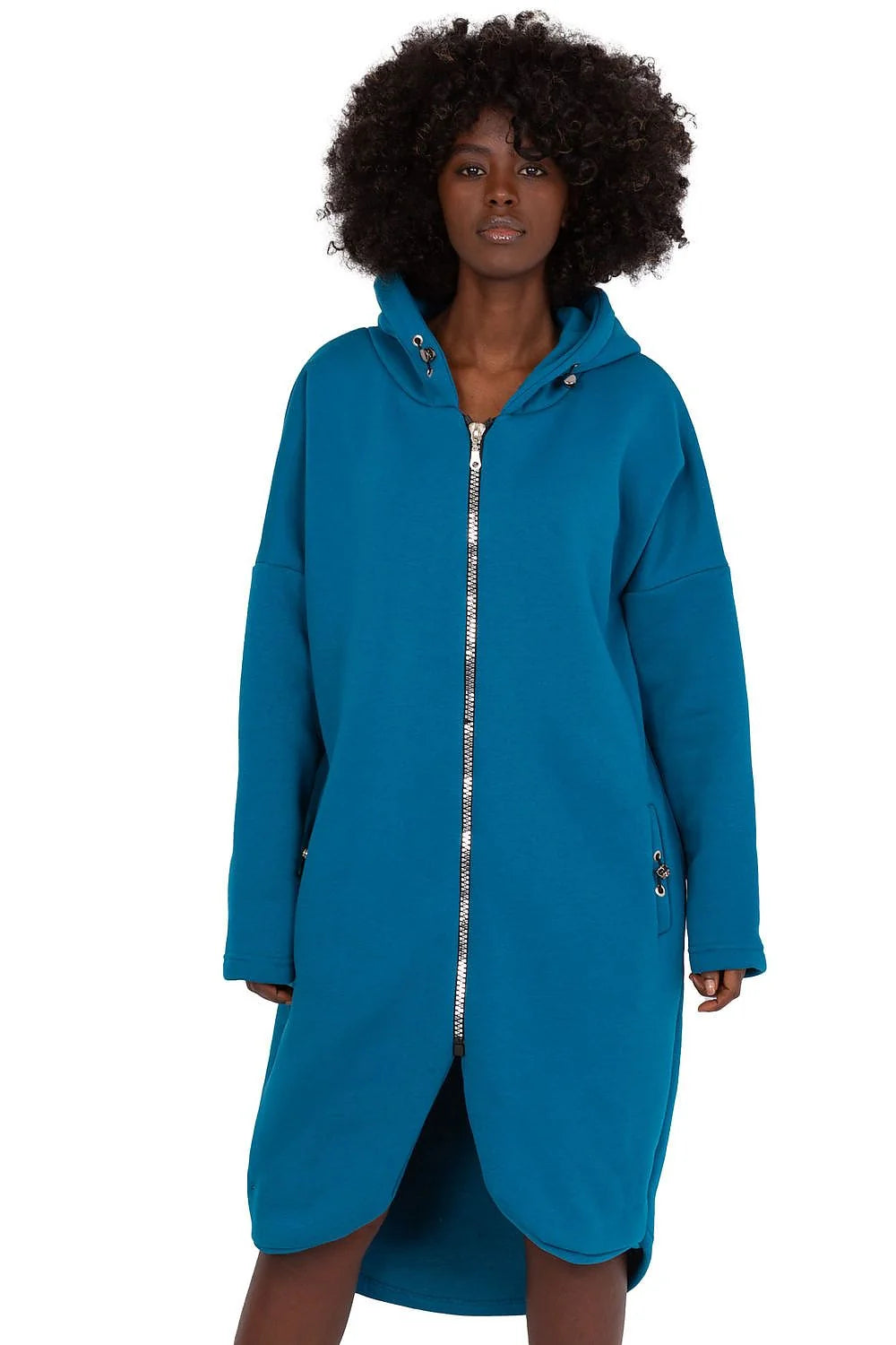 Robe-manteau longue à capuche pour femmes en bleu pétrole, matériau doux, coupe ample, fermeture éclair argentée, poches latérales, style moderne et confortable