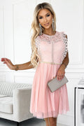 Robe de cocktail élégante en dentelle tulle ceinture dorée couleur pêche coupe évasée inspiration romantique femme