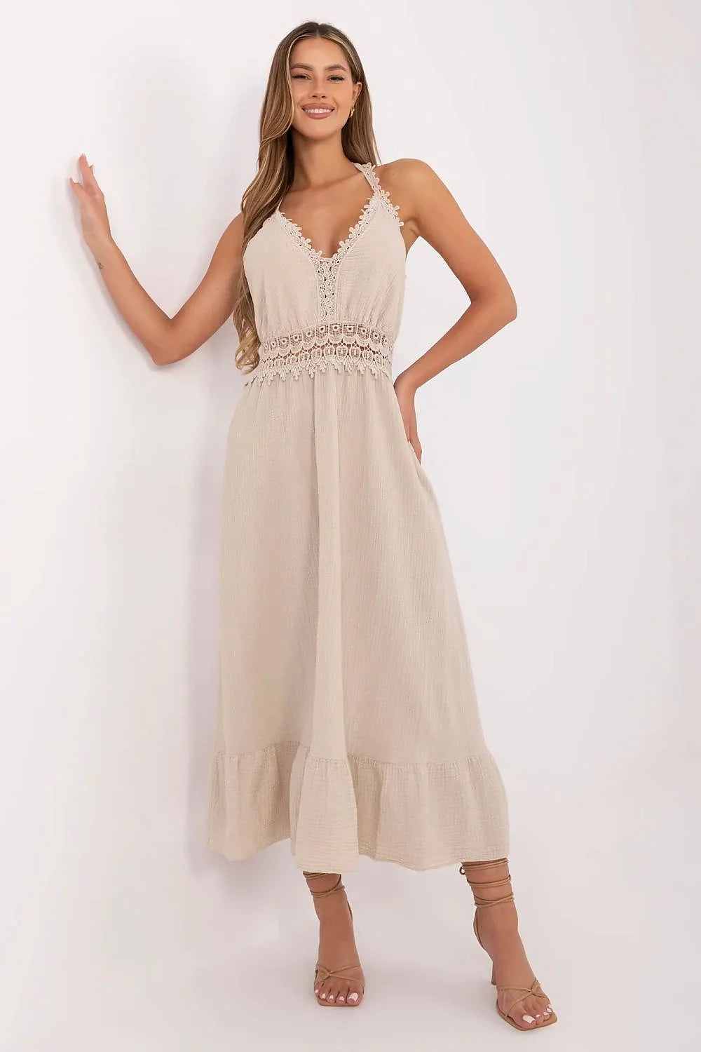 Robe de jour bohème chic sans manches en coton dentelle beige ajustée à la taille midi évasée femmes été