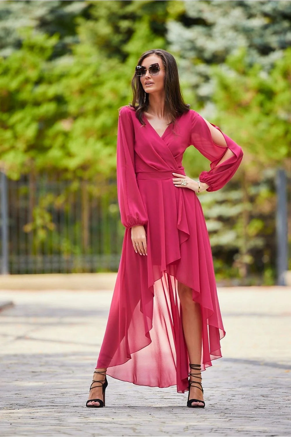 robe cocktail longue portefeuille asymétrique mousseline chiffon fuchsia décolleté V croisé manches bouffantes ajourées ceinture taille haute fluide
