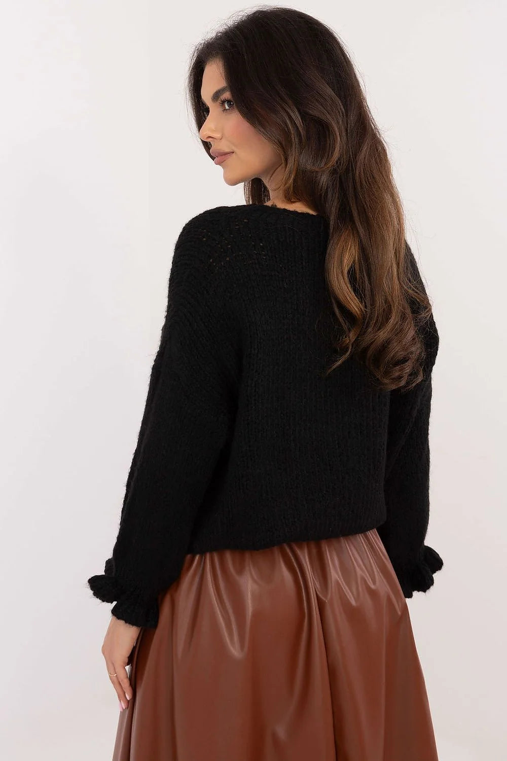 pull féminin élégant décontracté manches bouffantes longues poignets volantés col rond oversize cropped grosse maille noire douce chaude confortable côtelée