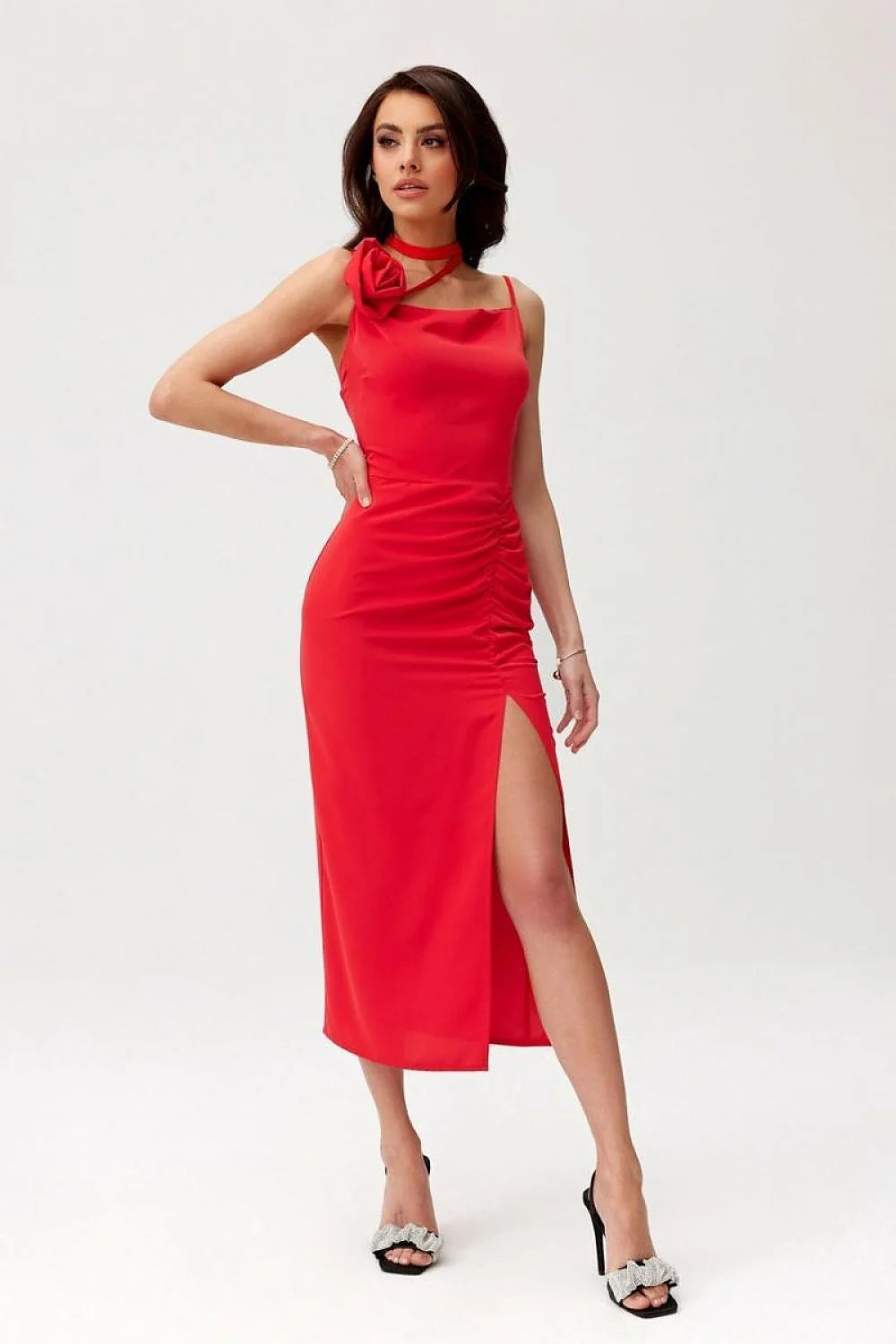Robe de cocktail longue rouge vif ajustée dos nu fente haute bretelles fines détails floraux femme élégance moderne