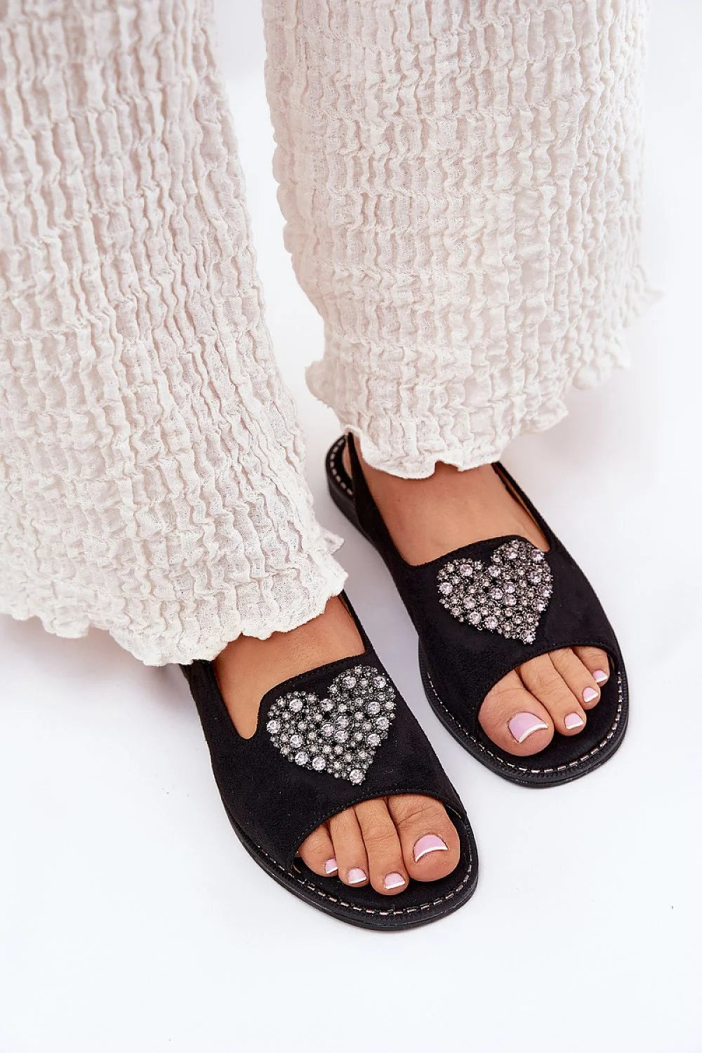 Sandales femmes design sophistiqué matériaux éco-responsables confort tout la journée talon plat cœur strass occasionnels