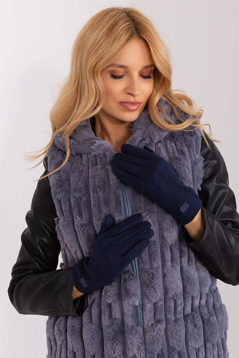Veste sans manches fausse fourrure grise cuir contrastant élégante tendance femmes capuche intégrée fermeture éclair