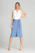 Jupe midi élégante en tissu léger bleu clair avec boutons dorés et ceinture nouée