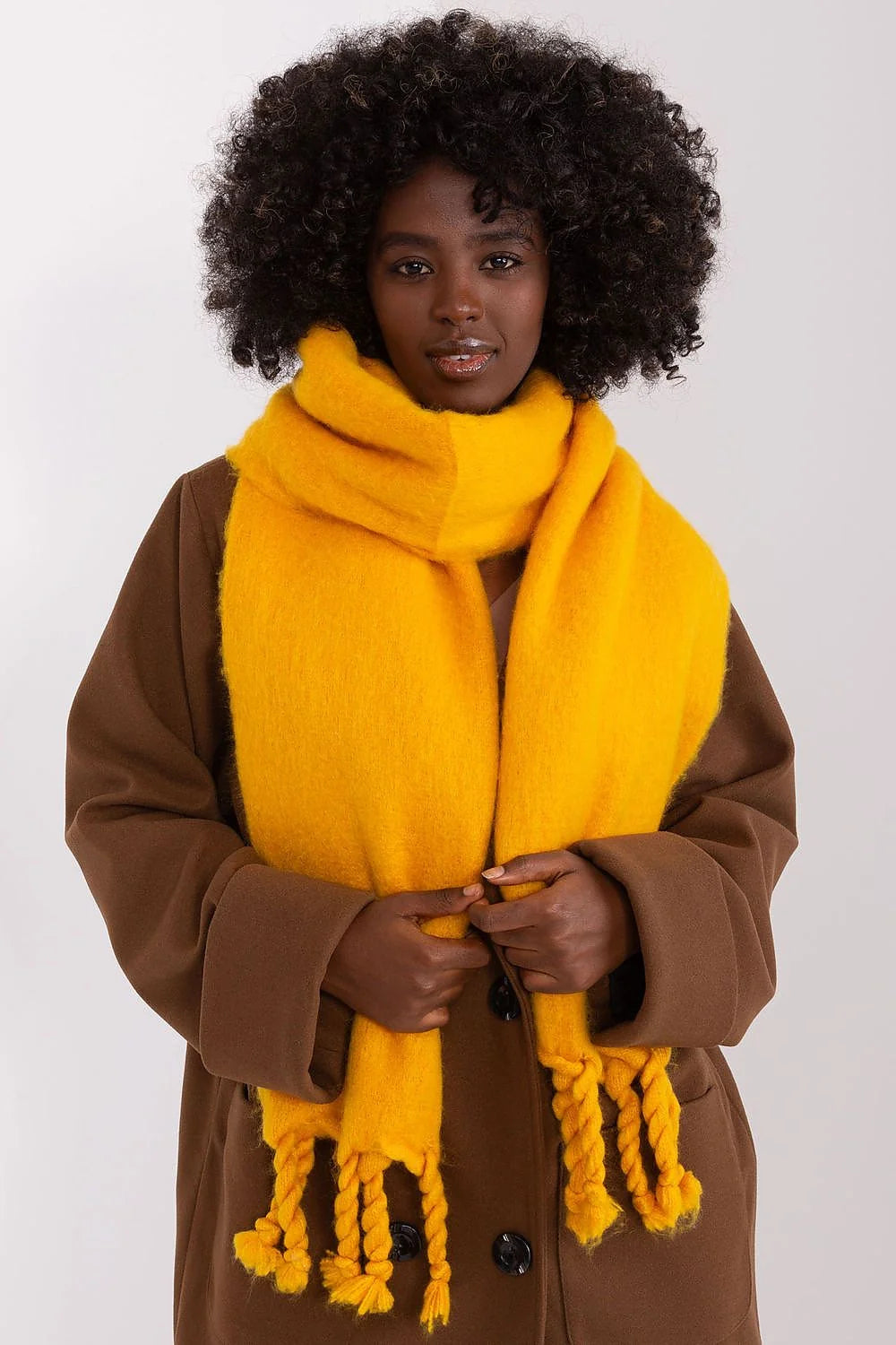Écharpe pour femme moderne couleur jaune vif texture épaisse franges torsadées matériau doux style oversized automne hiver