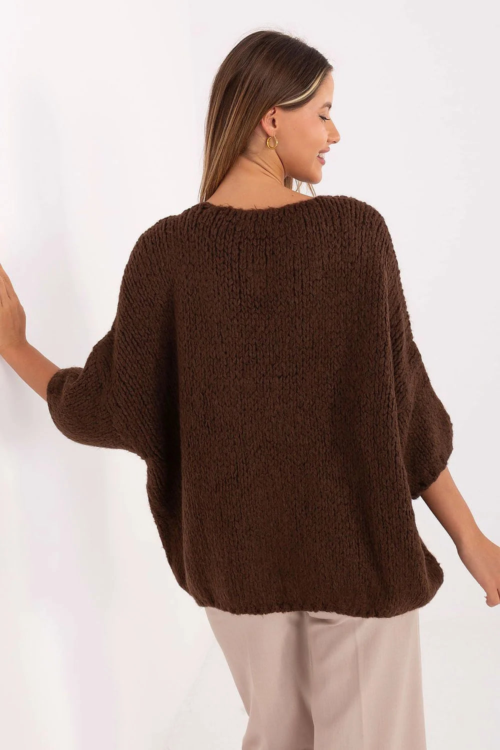 pull femme oversize grosse maille marron chocolat col V profond epaules tombantes manches troisquarts coupe ample longueur hanches