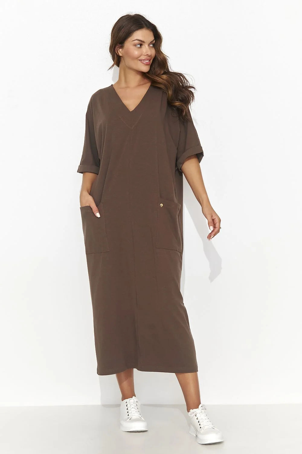 Robe de jour Numinou longue manches courtes décolleté en V coton poches dorées coloris brun terreux femme