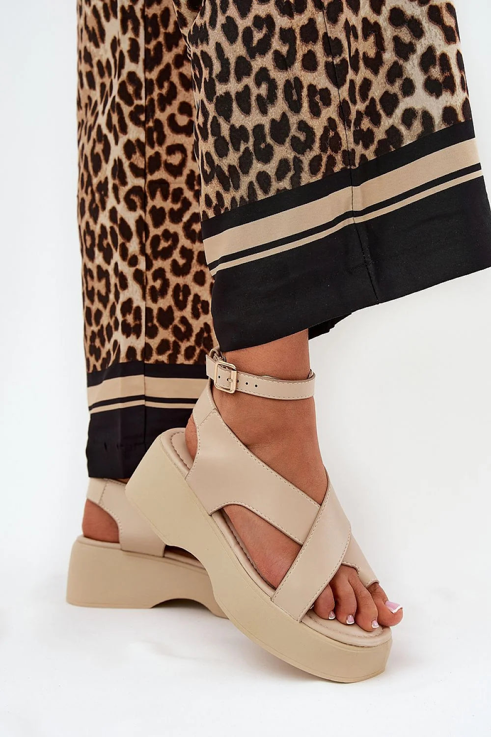Sandales féminines plateforme style tendance couleur beige clair cuir artificiel ajustable confort summer sandals