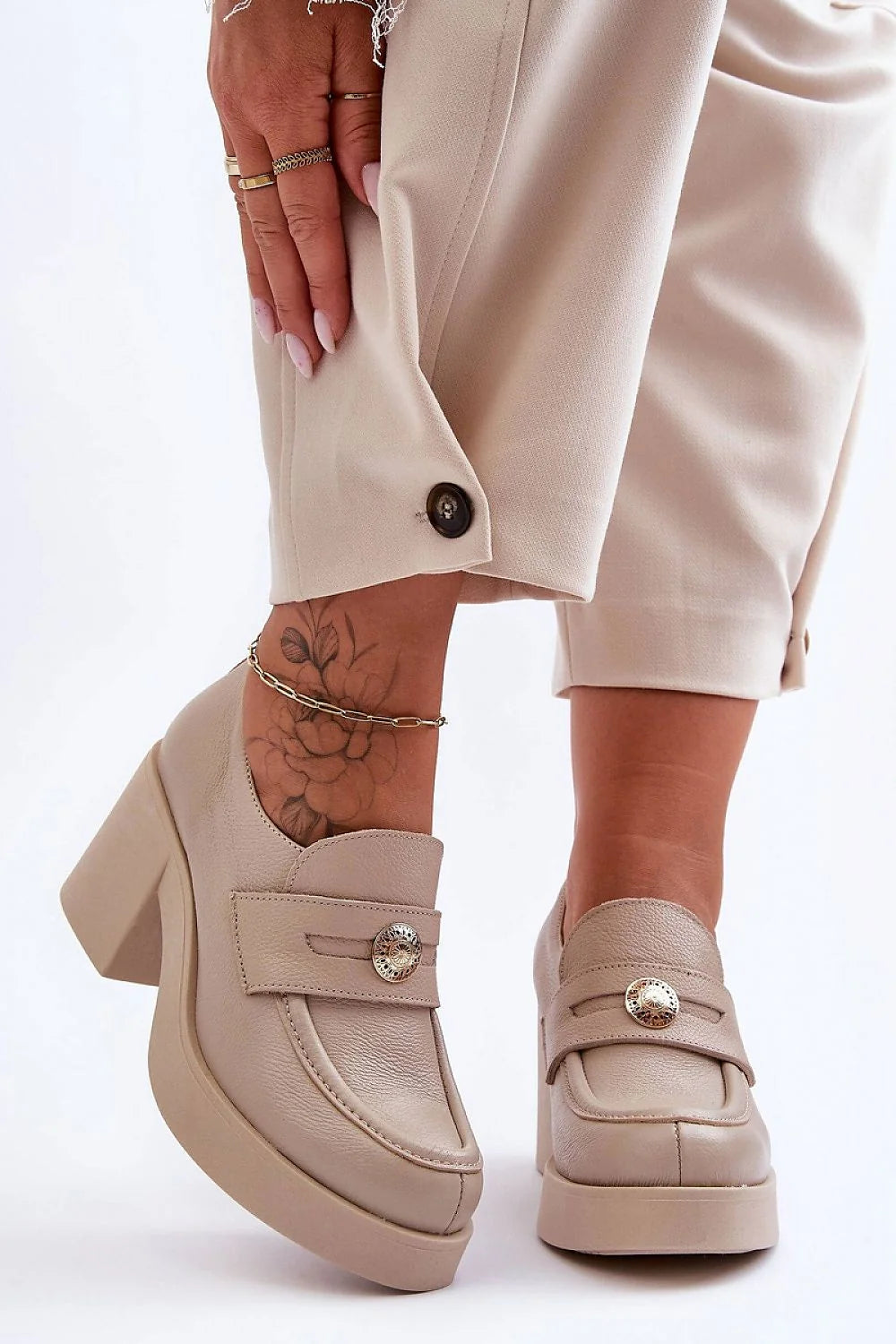 Chaussures basses à talons mocassins femmes cuir naturel plateforme épaisse talon carré beige clair décoration métallique