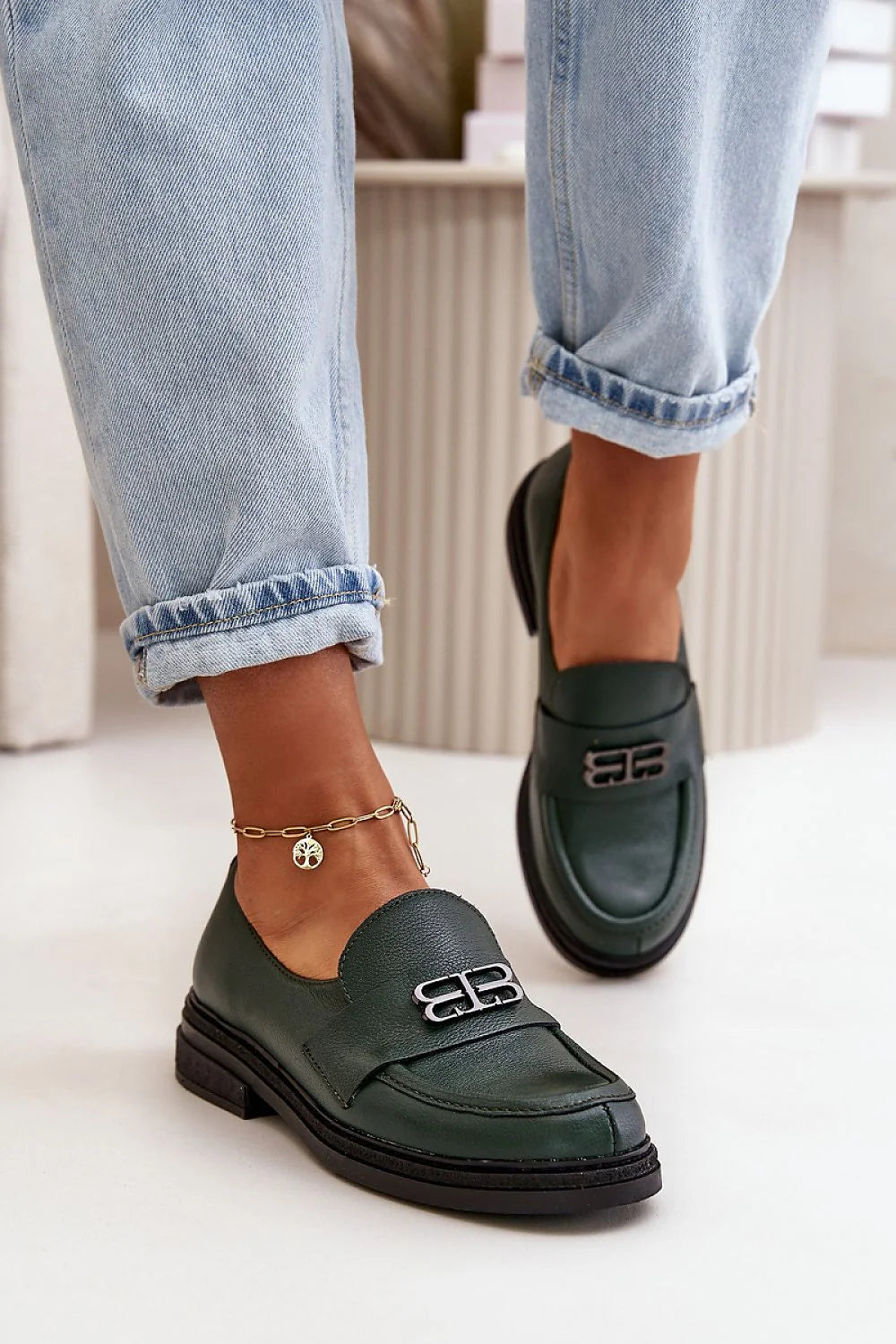 Chaussures basses élégantes pour femme en cuir naturel, bout arrondi, décoration métallique, couleur verte foncée, semelle épaisse noire, confortable et stylée