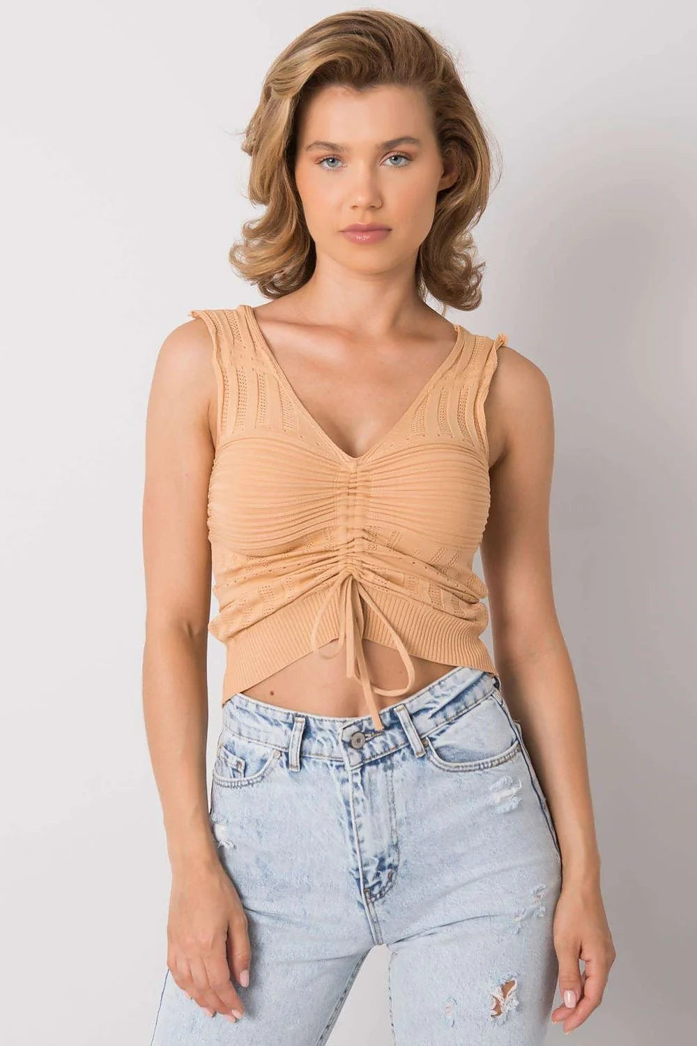 Top Calben en acrylique doux, design côtelé, col V, coupe cropped, motifs ajourés, cordon de serrage central, couleur nude beige, mode féminine