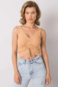 Top Calben en acrylique doux, design côtelé, col V, coupe cropped, motifs ajourés, cordon de serrage central, couleur nude beige, mode féminine