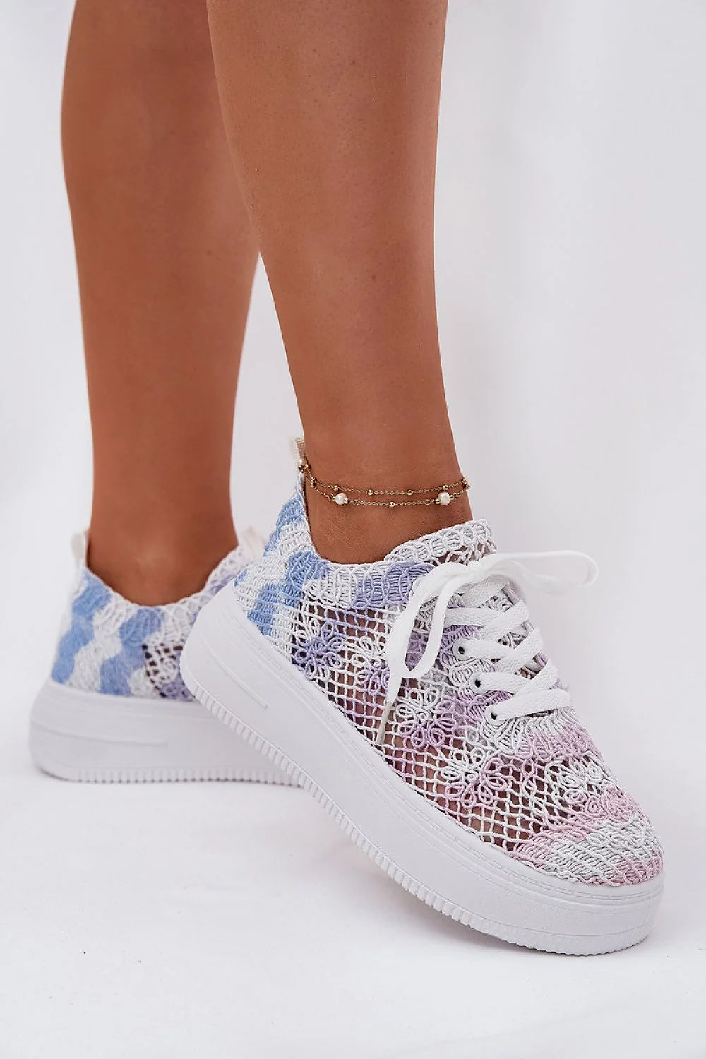 sneakers femme lowtop plateforme lacets tige crochet dentelle ajourée motif floral dégradé pastel semelle épaisse blanche respirante bohème chic confortable