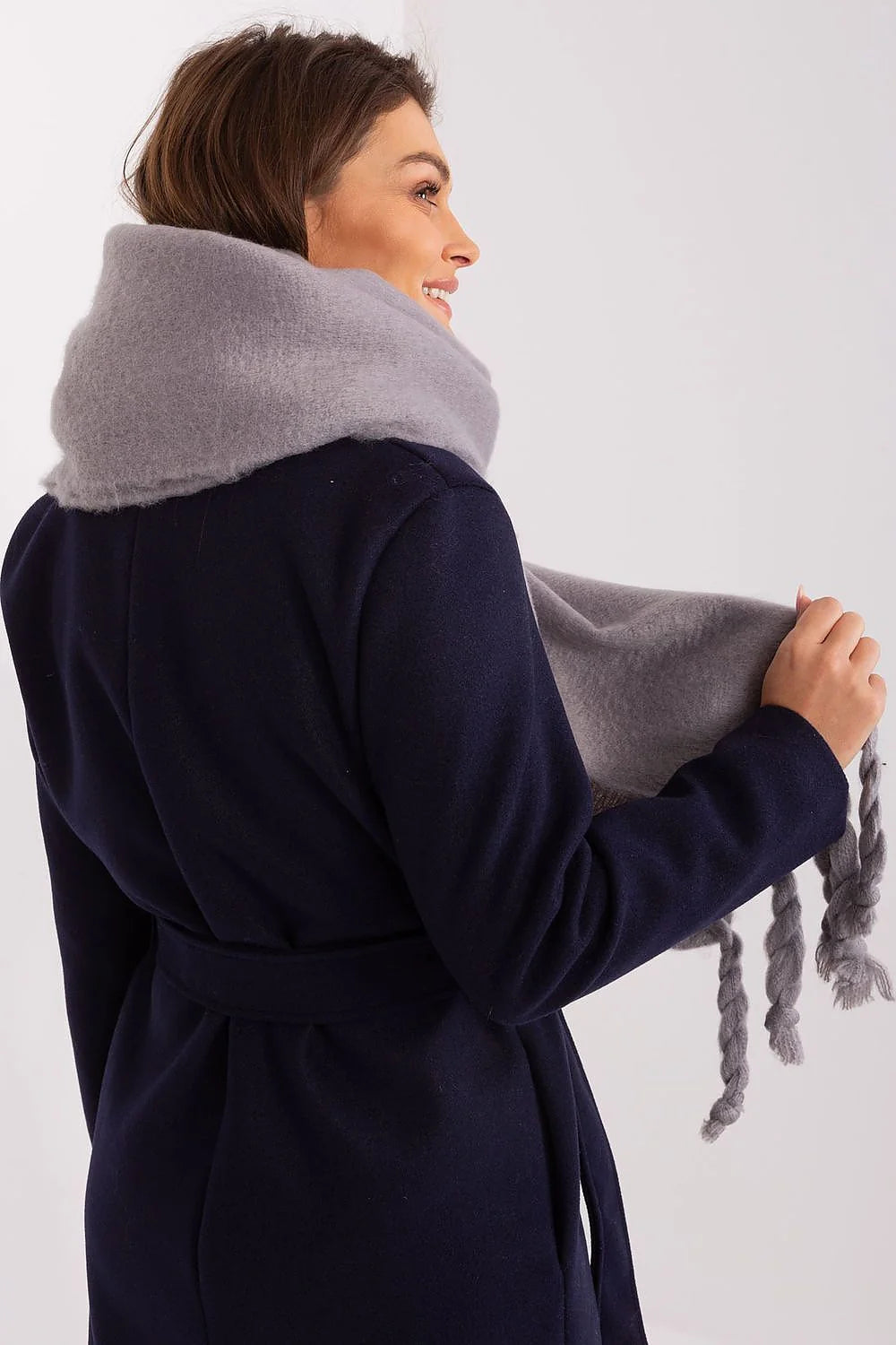 Écharpe volumineuse en mohair grise claire franges torsadées longueur généreuse pour automne hiver femmes