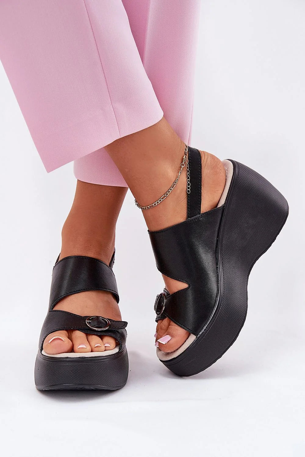 sandales plateforme compensées femme noires similicuir slingback boutouvert brideslarges boucleornée chaînecheville plateauépais semellegomme semelleintérieurerembourrée antidérapantes réglables maintienélastique élégantes