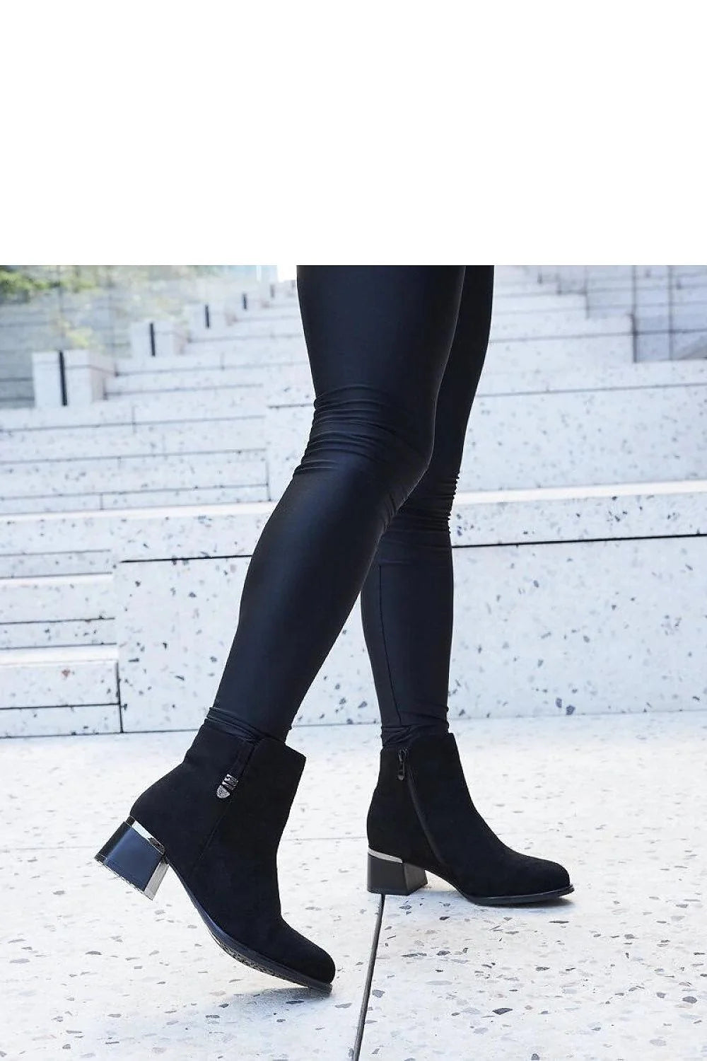 Bottines femmes style moderne éco-cuir noir talon carré moyen zip latéral finitions métalliques occasion quotidienne