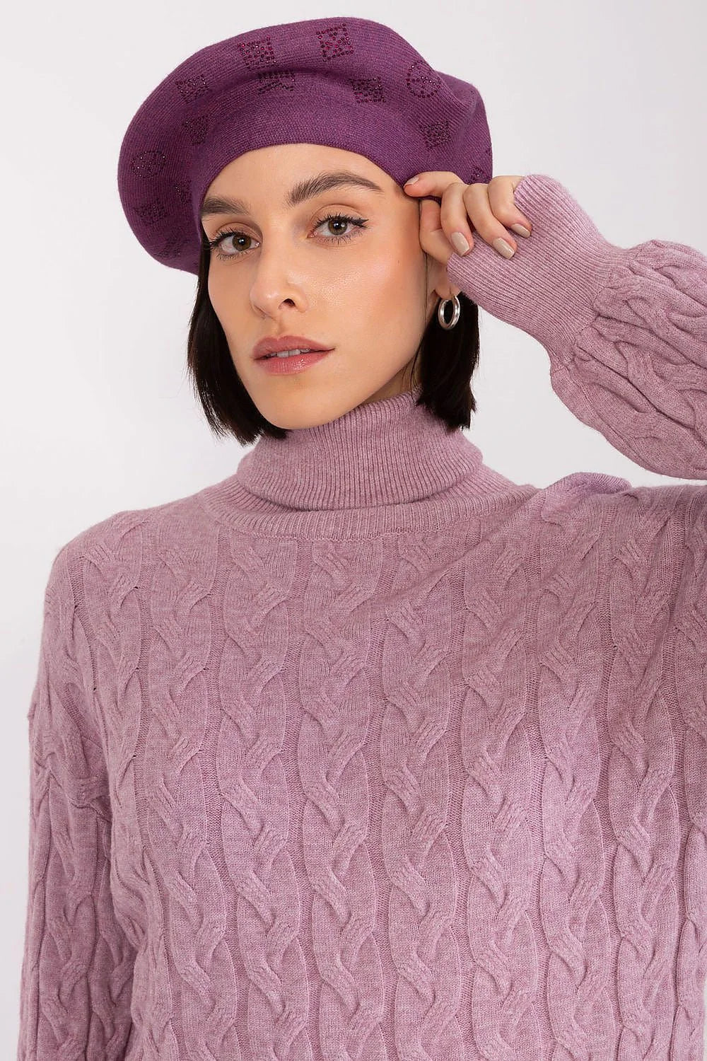 Béret en laine prune avec motifs géométriques, pull maille torsadée mauve clair, style élégant, coupe classique, mode intemporelle femme