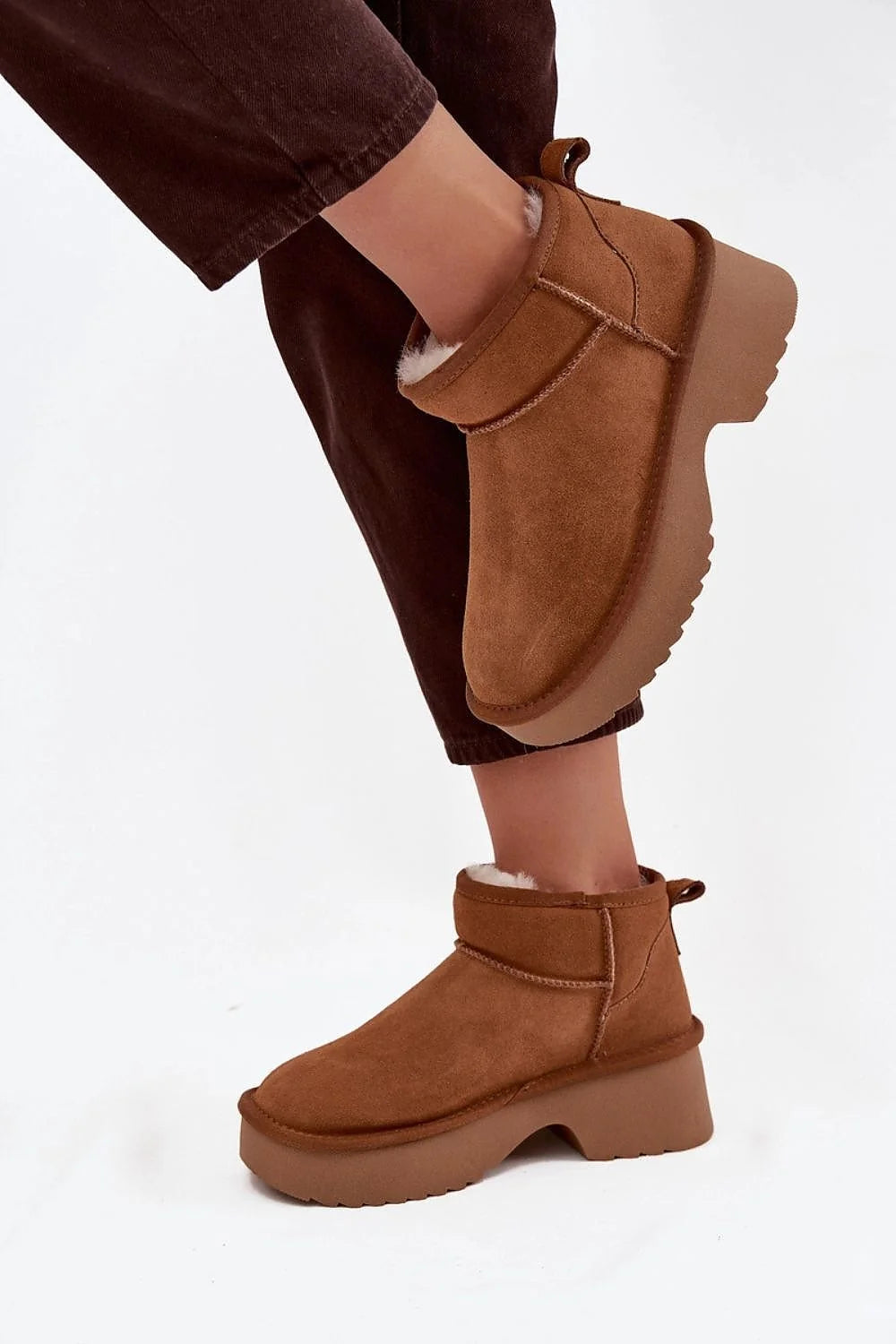 bottes neige femme suédine cognac fourrées plateforme crantée gomme tige cheville bout arrondi col replié confortables chaudes isolantes adhérence stables