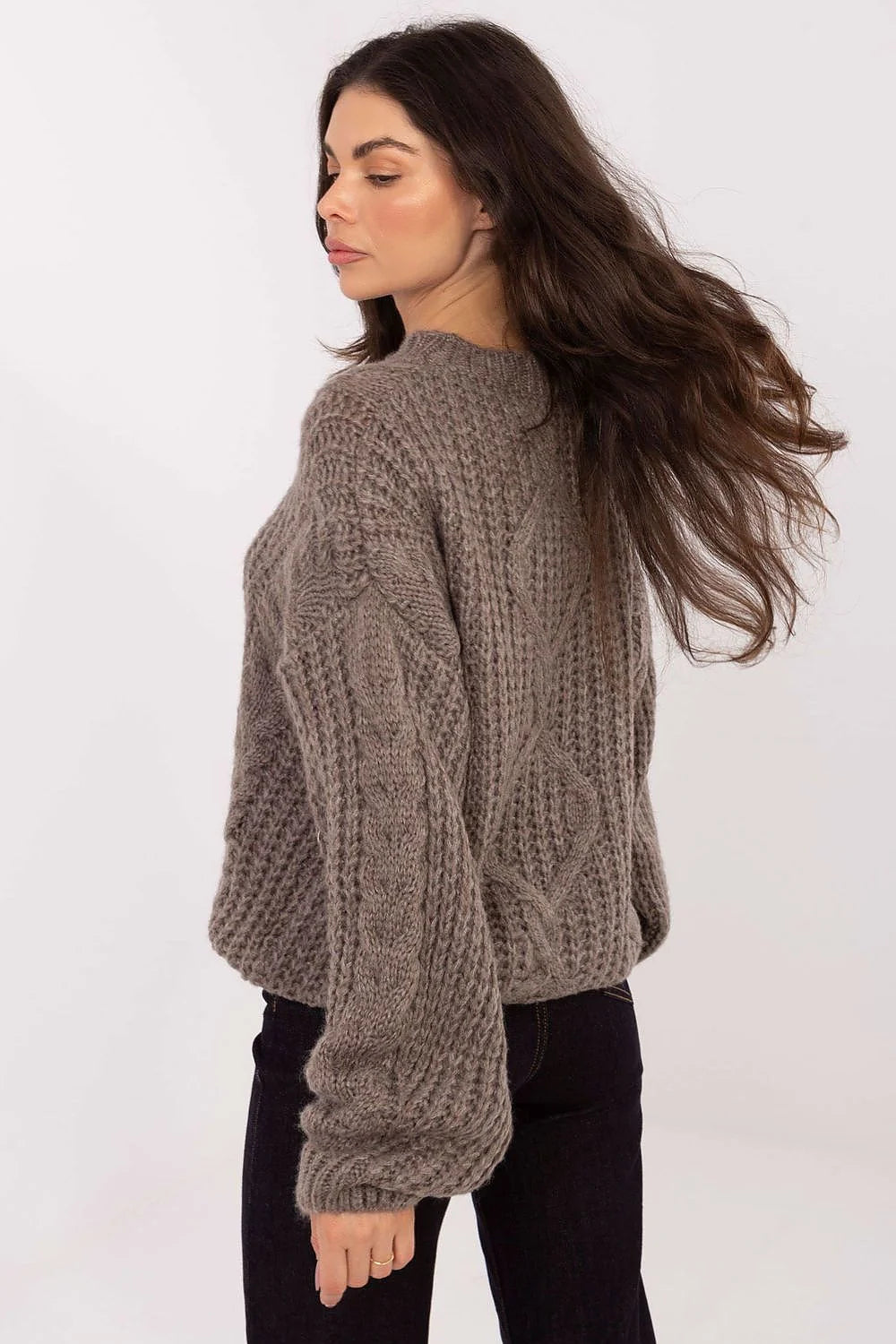 pull femme oversize maille épaisse mohair duveteuse torsadé central col rond manches bouffantes resserrées poignets coupe ample taupe