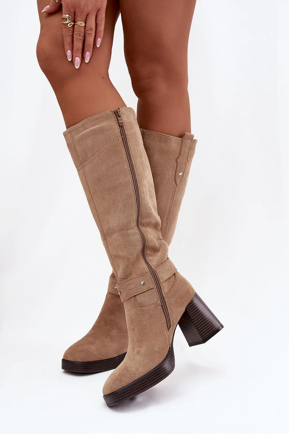 bottes femme hauteur genou suédine écologique taupe bottier talon 8cm bloc bout amande fermeture éclair intérieure doublure synthétique
