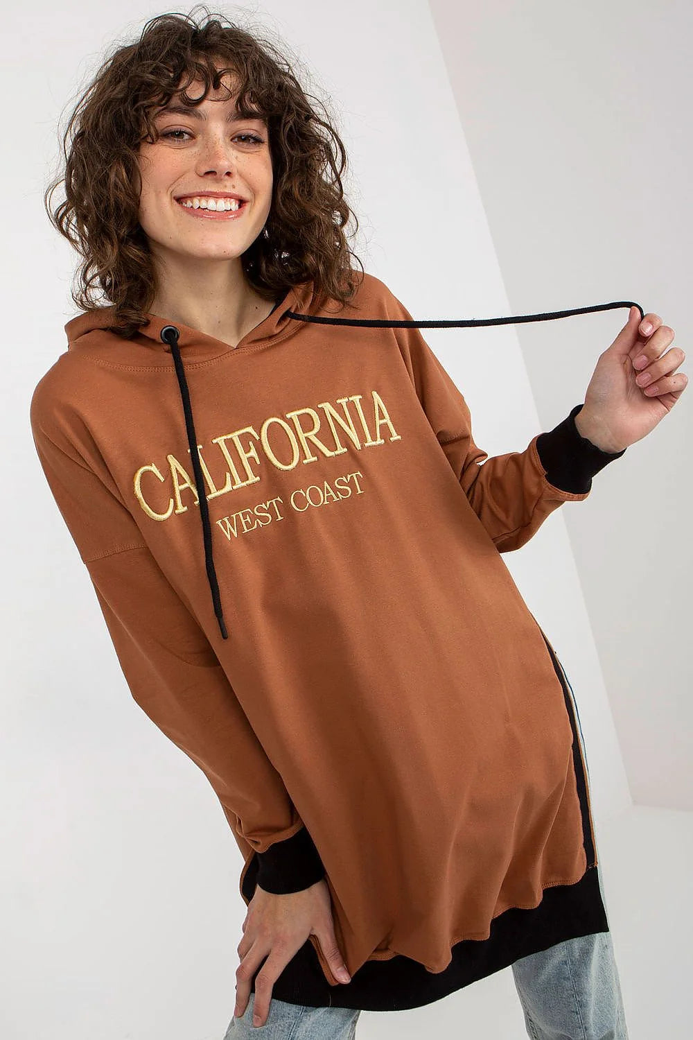 Sweatshirt à capuche pour femme couleur marron chaud longue coupe ample manches longues finitions contrastantes