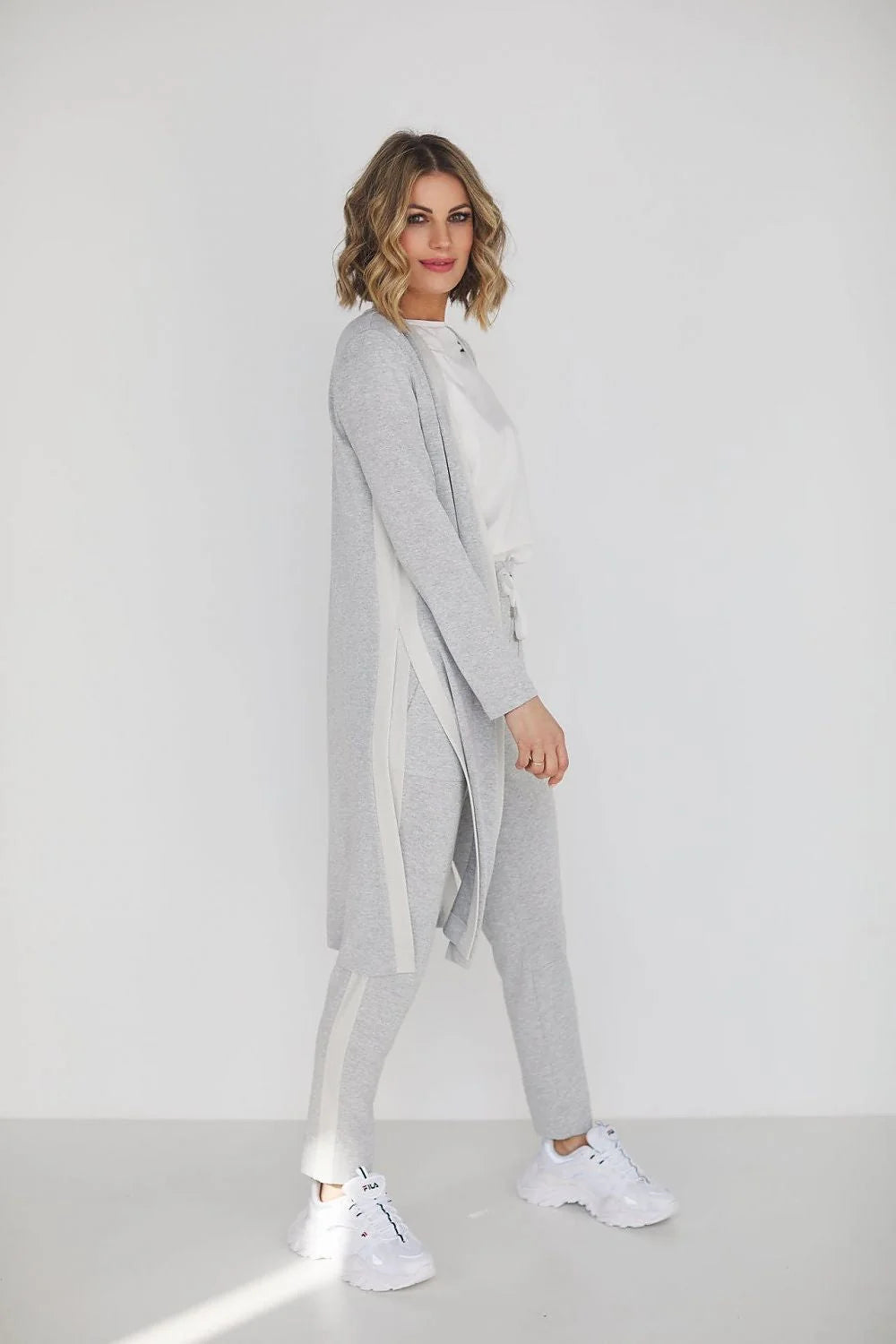 Ensemble sport-chic féminin complet en viscose et coton t-shirt blanc cardigan gris jogging ample sneakers blanches mode versatile femme