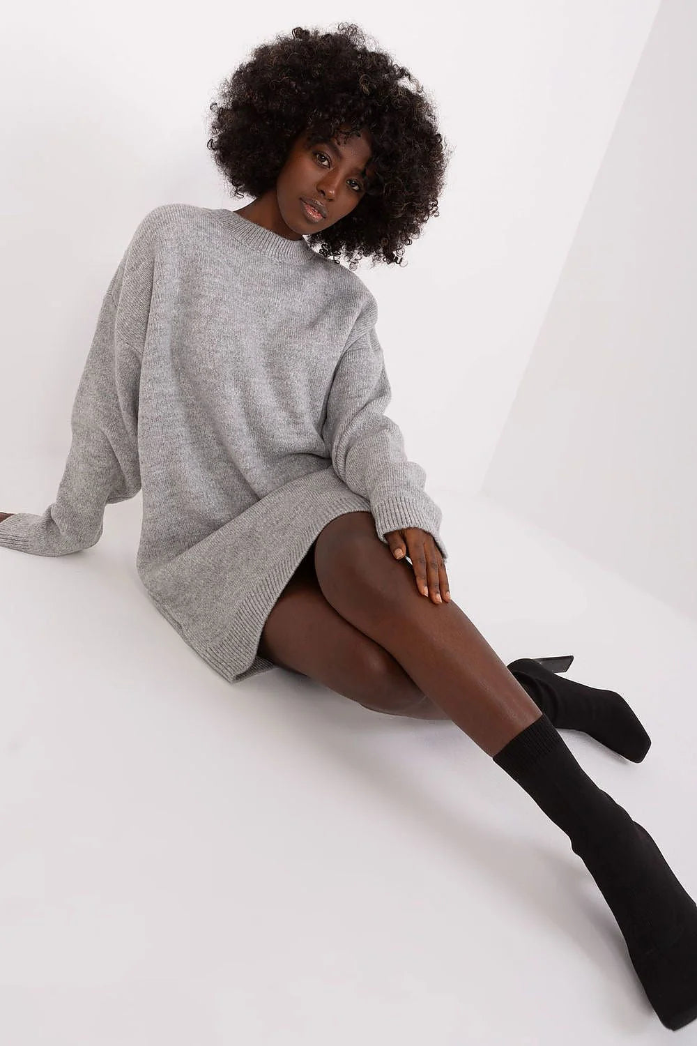 Robe pull oversize pour femme, manches longues effet chauve-souris, col rond ajusté, couleur grise neutre, coupe ample, finitions côtelées, confort et style