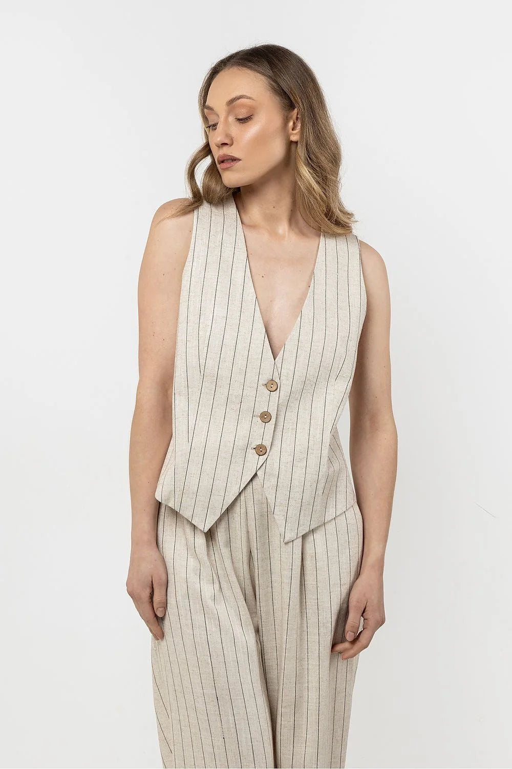 Gilet awama sans manches en lin à rayures délicates beige clair pantalon droit ample femme style élégant intemporel