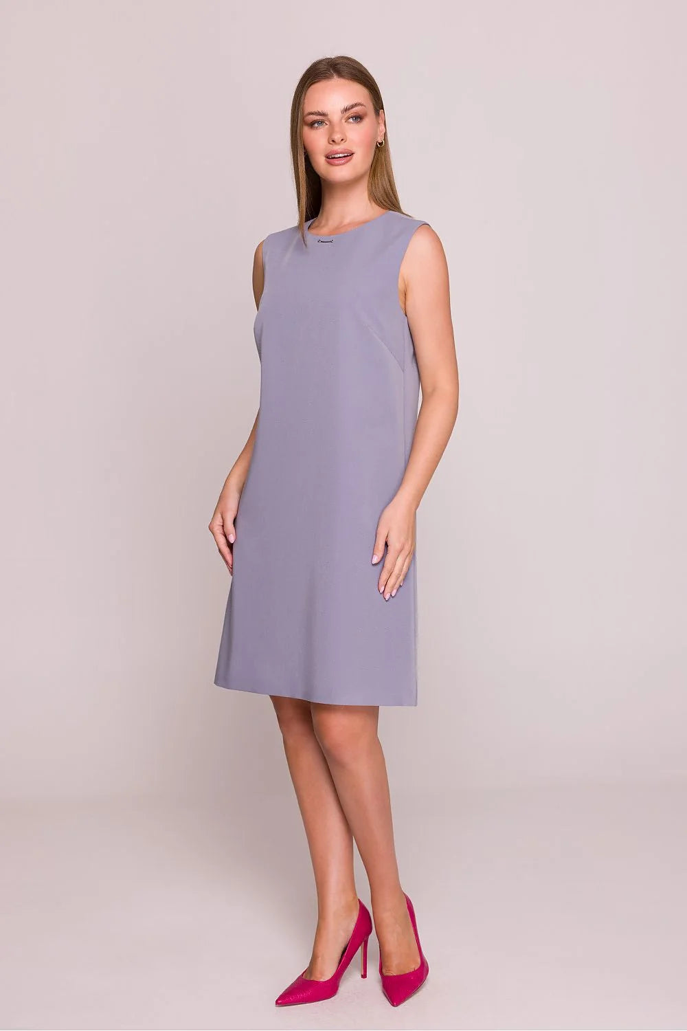 Robe de jour élégante sans manches couleur lavande finition satinée détails métalliques coupe droite trapèze femme
