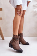 bottines femme suédine marron bout rond cheville montante talon carré semelle caoutchouc doublure isolante fermeture zippée lanières décoratives coutures apparentes