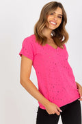 T-shirt Fancy pour femme, design moderne, manches courtes, en coton, rose vif, coupe droite, encolure en V, perforations discrètes, idéal pour l'été