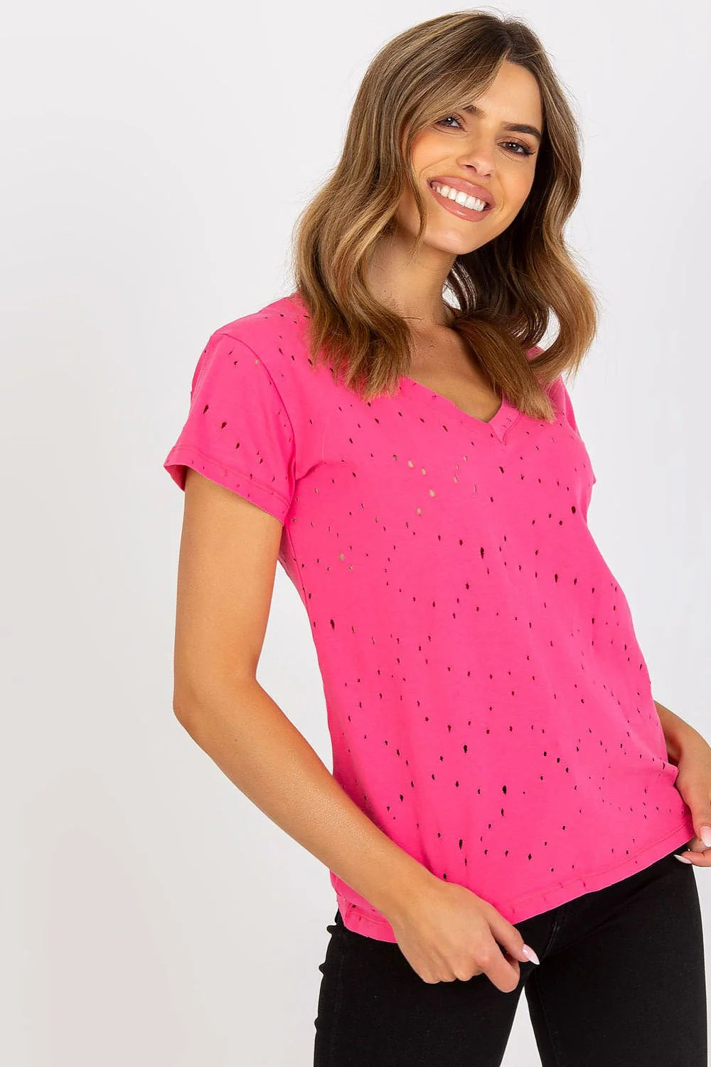 T-shirt Fancy pour femme, design moderne, manches courtes, en coton, rose vif, coupe droite, encolure en V, perforations discrètes, idéal pour l'été