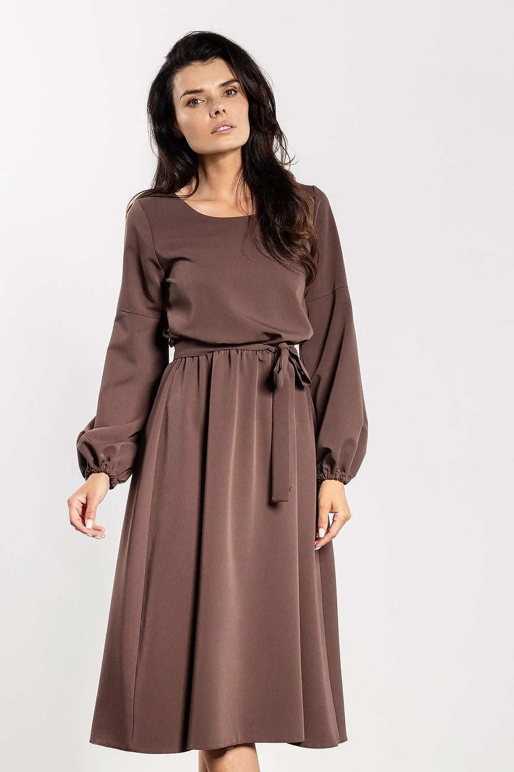 robe midi ceinturée manches bouffantes poignets élastiqués encolure ronde marron chocolat crêpe fluide coupe ample jupe évasée longueur genou élégante