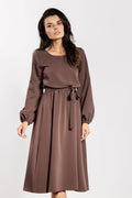 robe midi ceinturée manches bouffantes poignets élastiqués encolure ronde marron chocolat crêpe fluide coupe ample jupe évasée longueur genou élégante