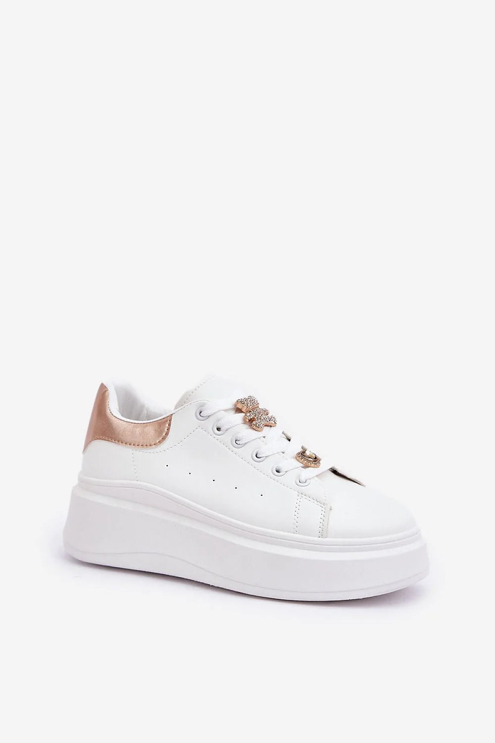 Chaussures de sport modernes femmes design élégant cuir écologique plateforme blanche dorée lacets broches détails