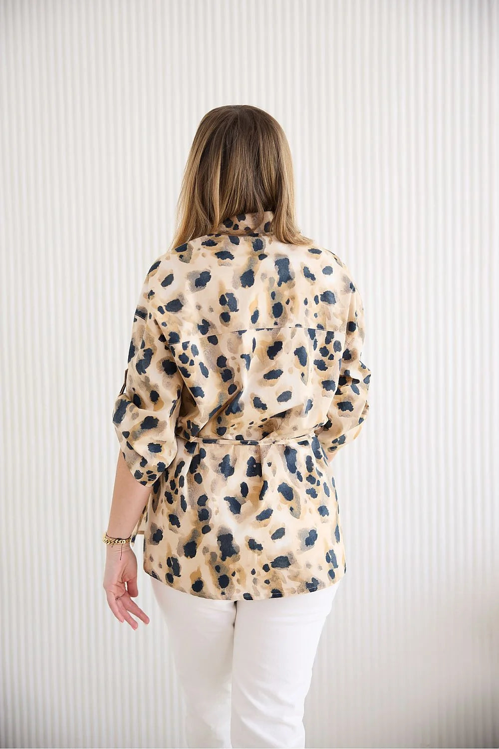 Chemise féminine élégante à motif léopard beige et noir manches 3/4 col classique boutons devant femmes matures taille ajustable coton élasthanne