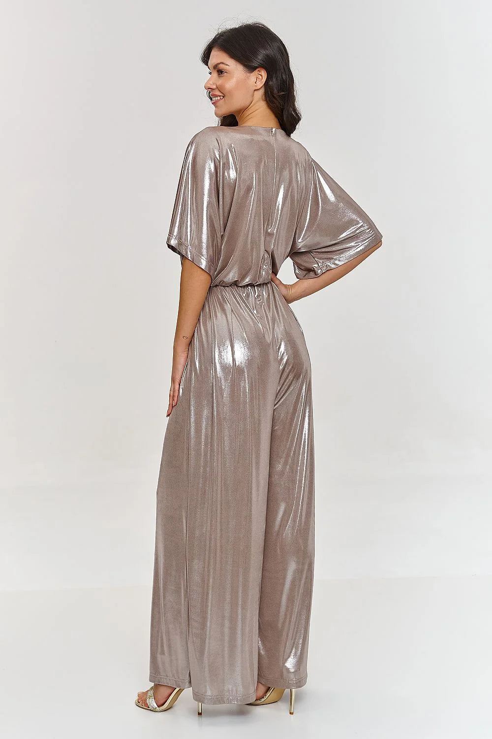 Robe longue Makadamia élégante en satin métallisé couleur bronze taupe manches courtes col V élastique taille femme