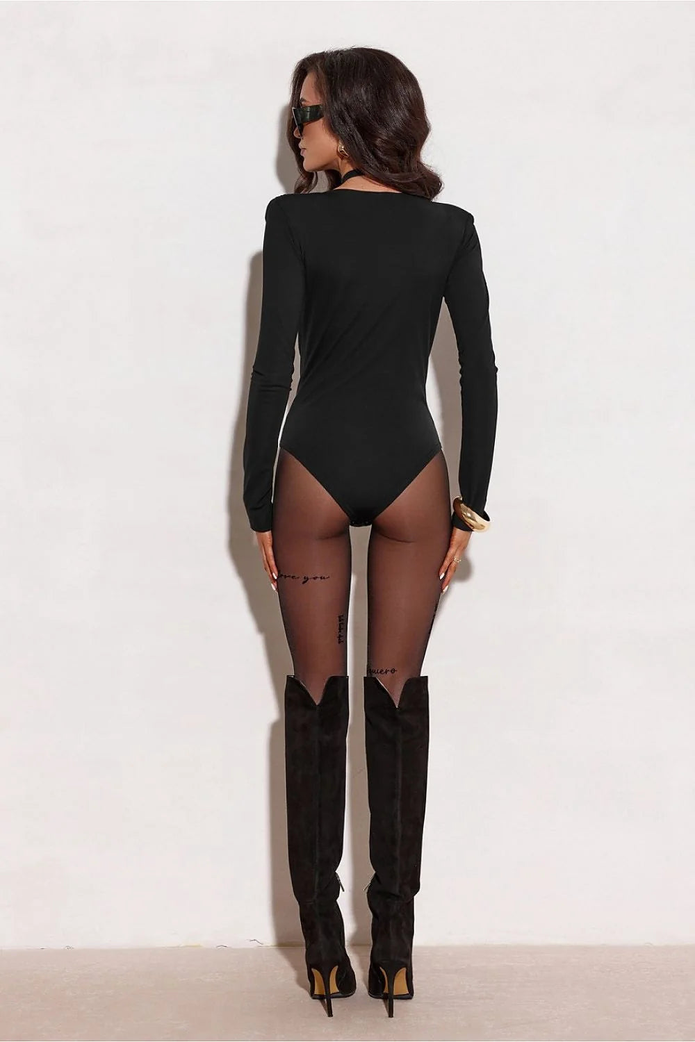 body femme noir manches longues ajusté stretch doux encolure V cachecoeur ceinture rose tissu cintré bas échancré lingerie minimal sophistiqué