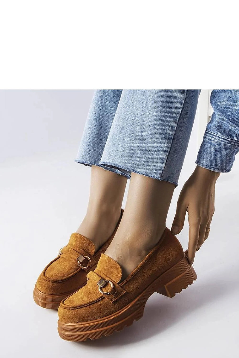 Mocassins élégants pour femmes en cuir suédé camel, semelle épaisse crantée, détails métalliques dorés, style classique moderne, occasions décontractées et professionnelles