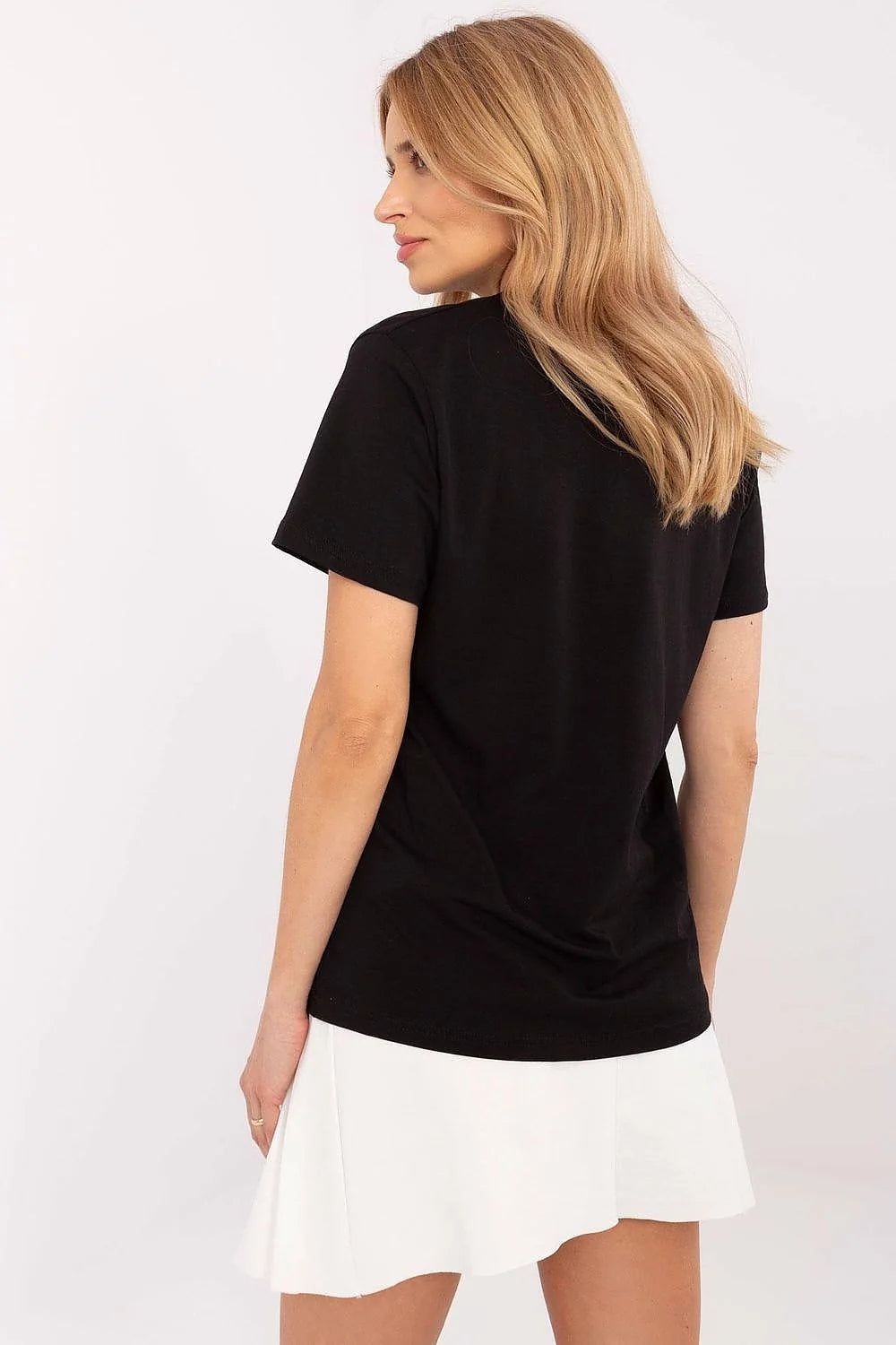 T-shirt femme élégant moderne noir inscriptions décoratives motifs floraux minimalistes look casual chic