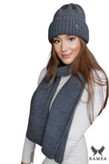Bonnet et écharpe en laine classique pour femme, style intemporel, couleur gris anthracite, idéal automne-hiver, accessoires mode élégance, taille ajustable