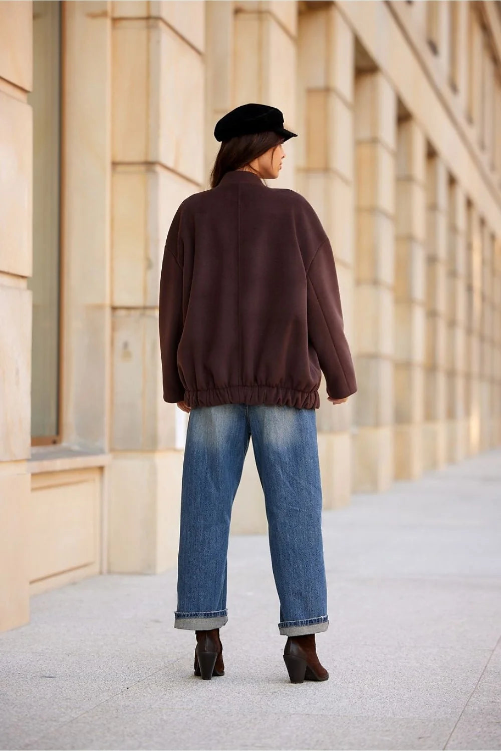 Manteau pour femme moderne épuré couleur marron foncé coupe droite longueur hanches manches longues fermeture boutons poches inclinées doublure soignée