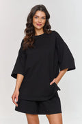 Ensemble Makadamia pour femme, t-shirt ample et short élastique, look casual et intemporel, couleur noire, matériau doux, confort maximal