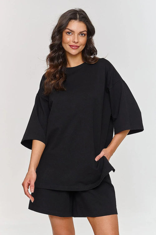 Ensemble Makadamia pour femme, t-shirt ample et short élastique, look casual et intemporel, couleur noire, matériau doux, confort maximal