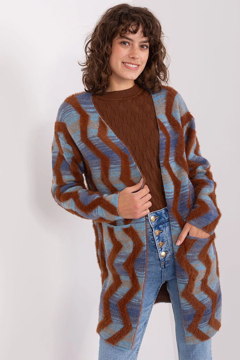 cardigan femme long maille douce pelucheuse mohair chevrons zigzag cognac bleu oversize midi cuisses manches longues poches plaquées